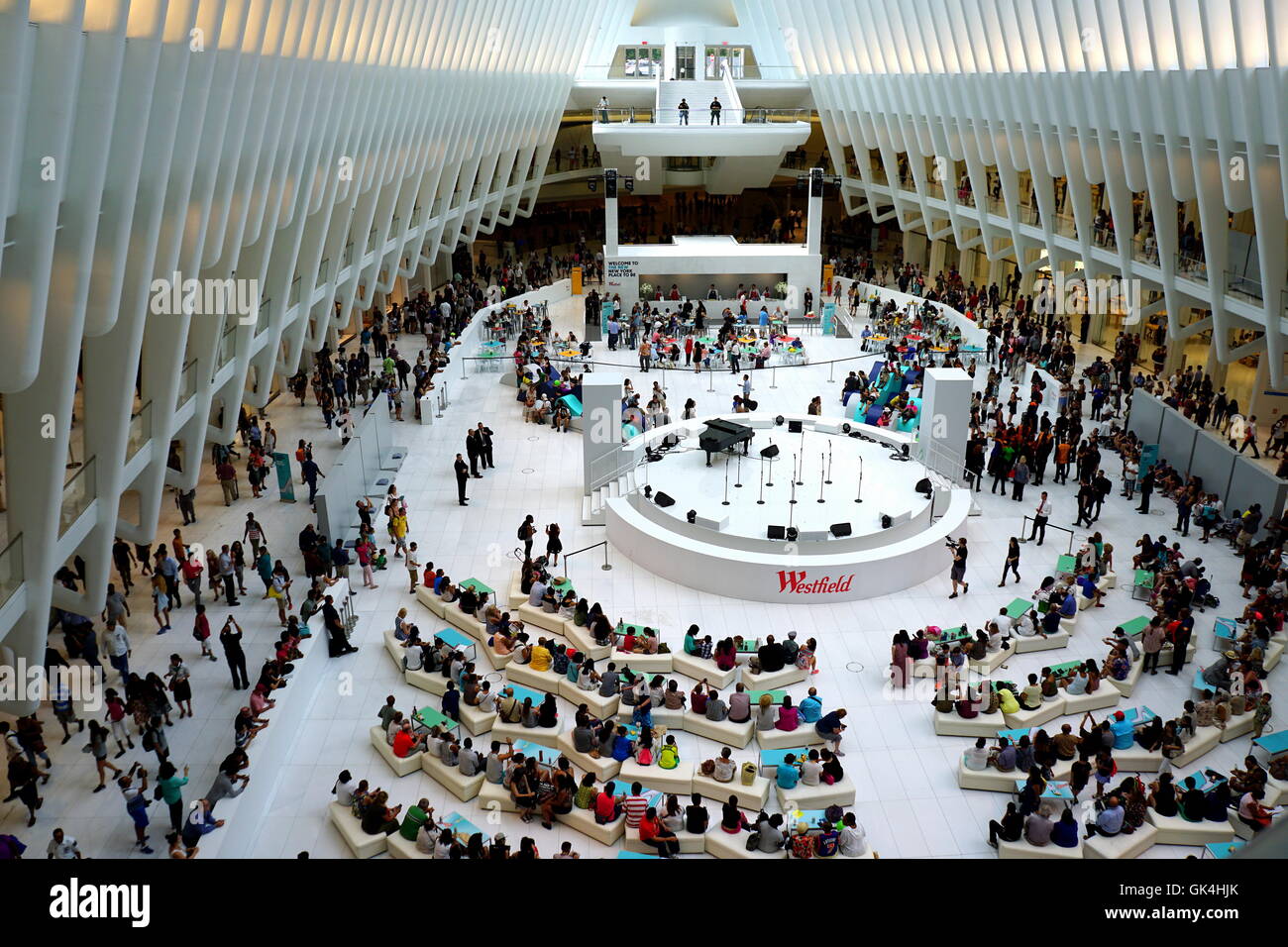 Die Menge im Oculus am großen Eröffnungstag der Westfield Mall im World Trade Center in New York City, New York, USA Stockfoto