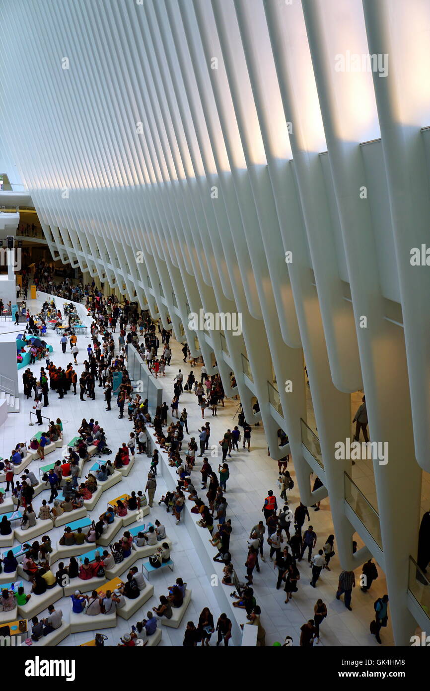 Die Menge im Oculus am großen Eröffnungstag der Westfield Mall im World Trade Center in New York City, New York, USA Stockfoto
