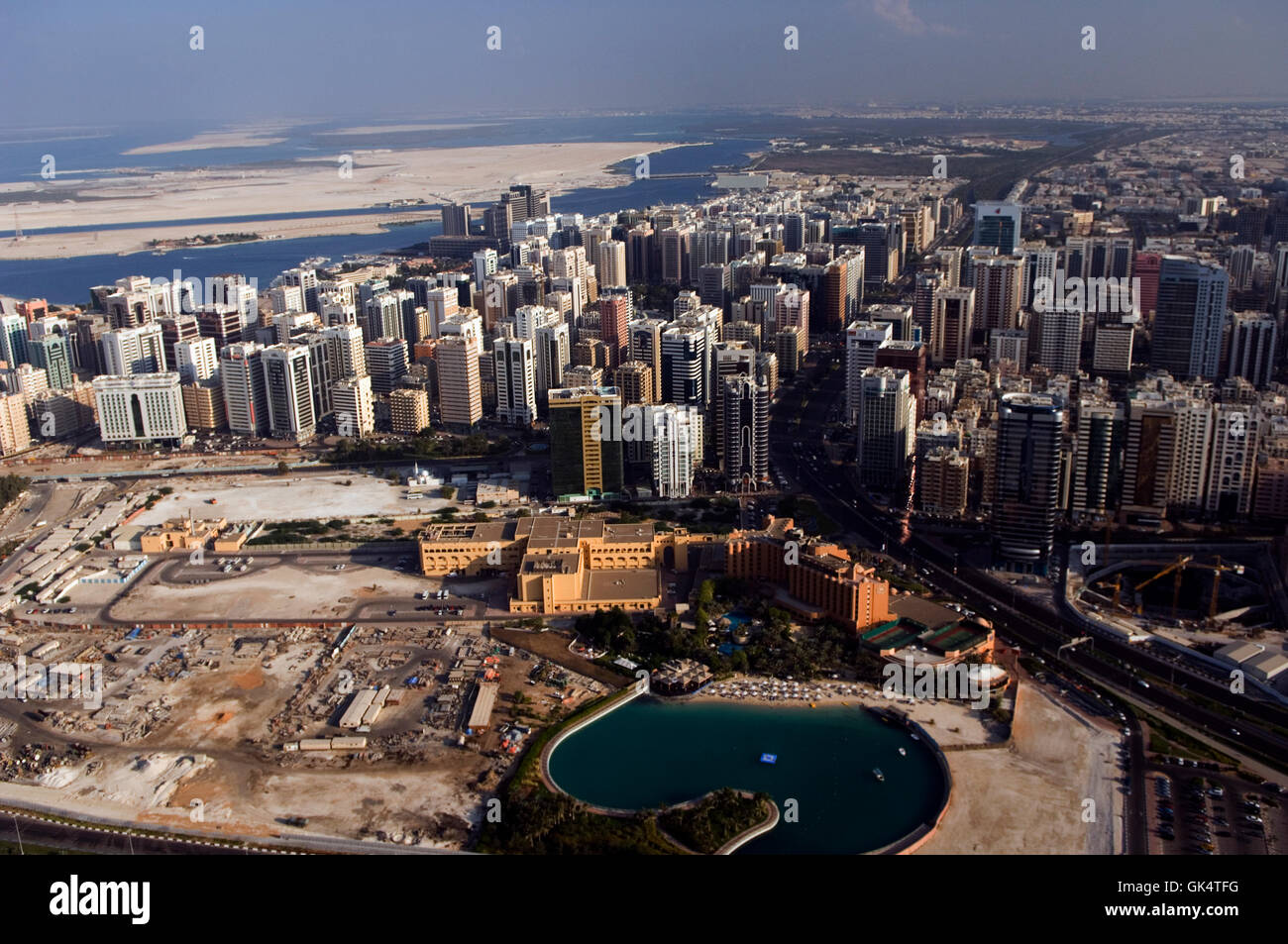 Abu Dhabi, Vereinigte Arabische Emirate---Aerial View of Abu Dhabi---Bild von Jeremy Horner © 2006 Stockfoto