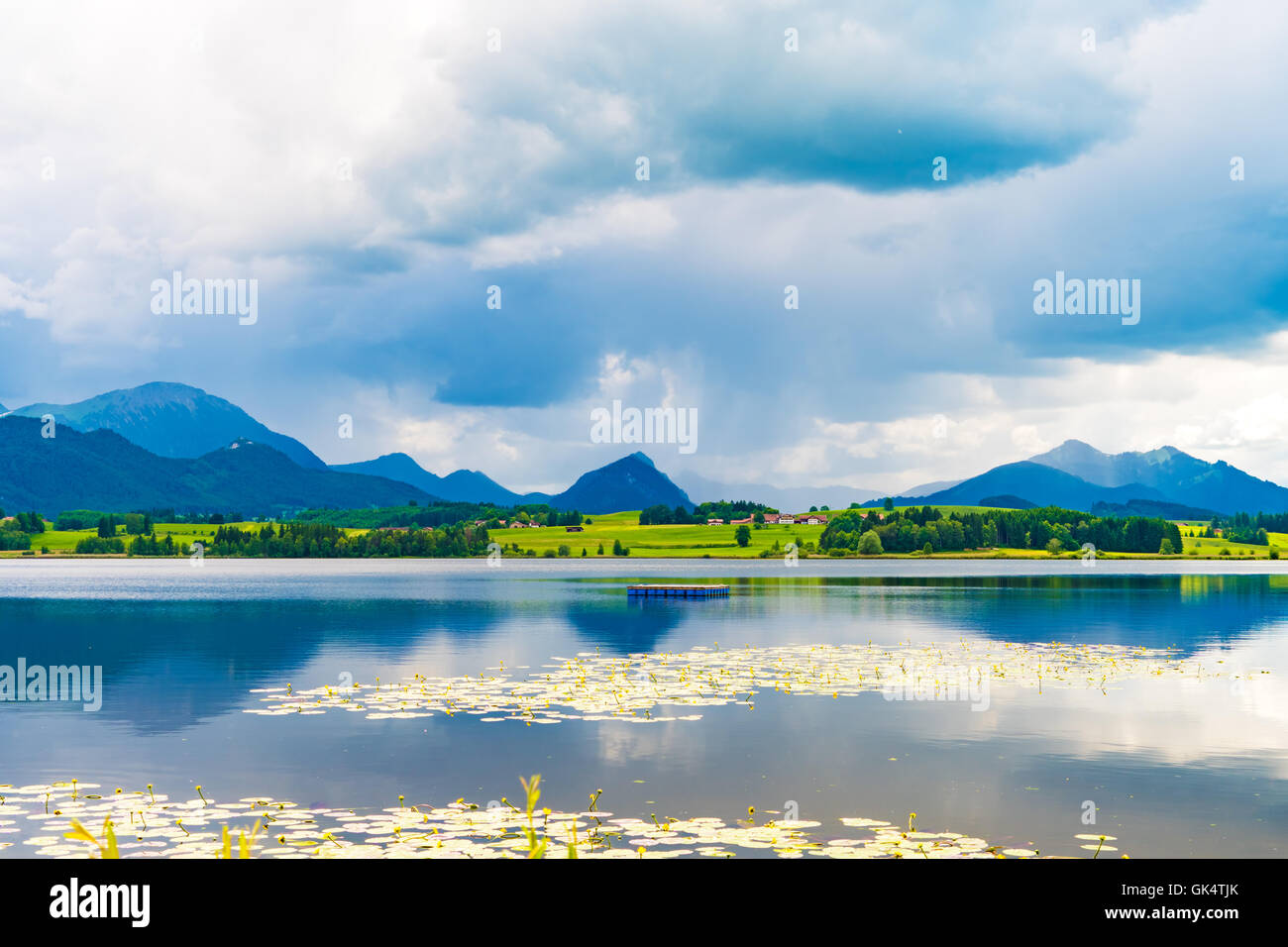 See mit Lilien und Berge im Wasser gespiegelt Stockfoto