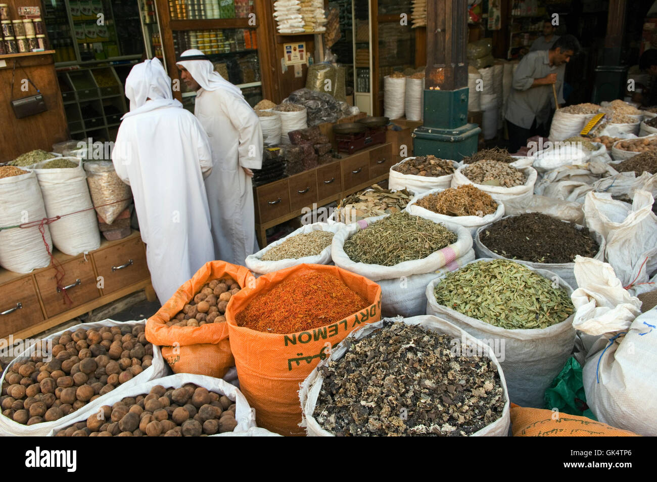 Dubai, Vereinigte Arabische Emirate---Gewürze zum Verkauf in Deira Markt---Bild von Jeremy Horner © 2006 Stockfoto