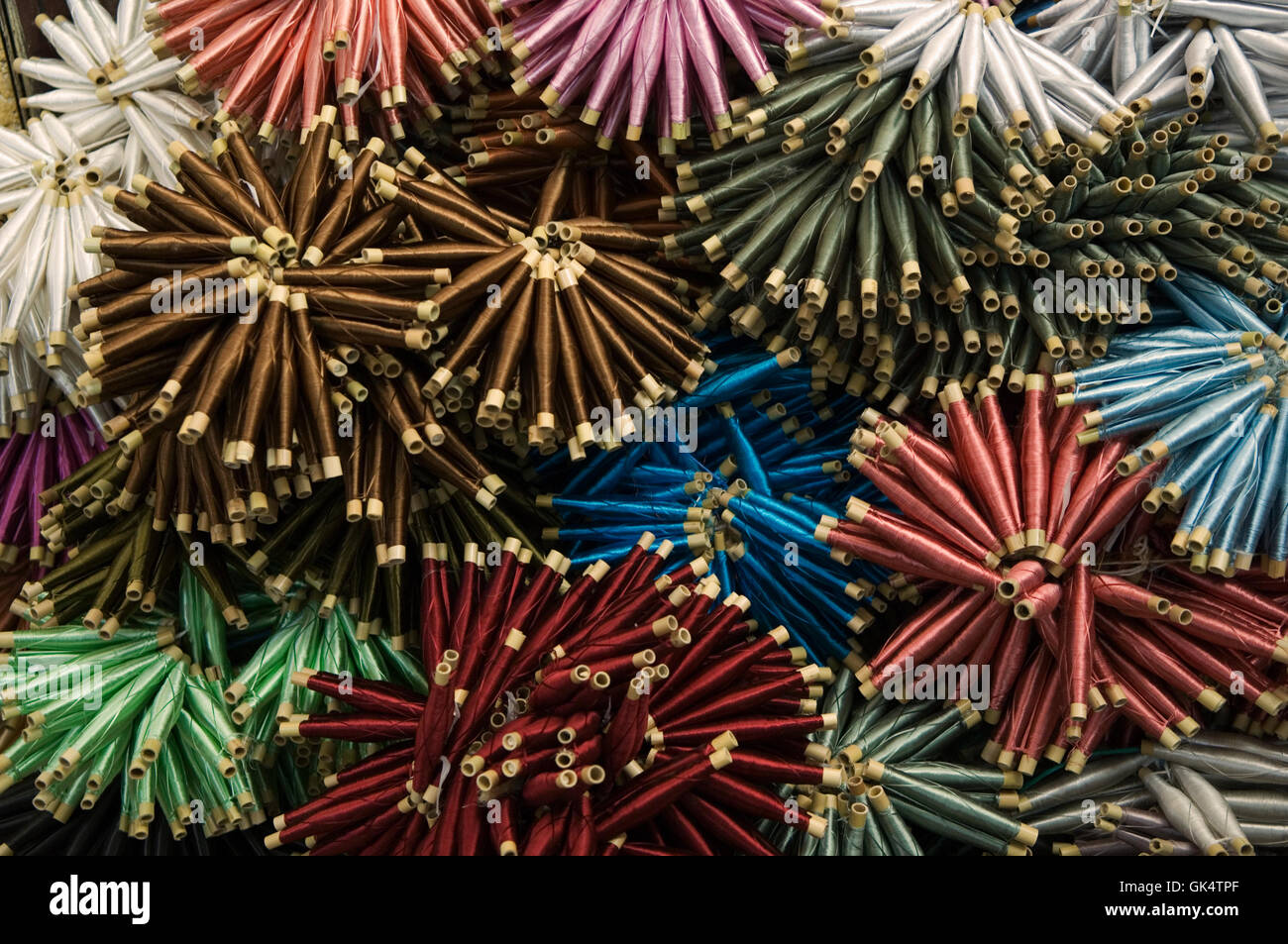 2006, Thread-FËs, Marokko---Spulen aus Seide in Basar---Bild von Jeremy Horner © Stockfoto