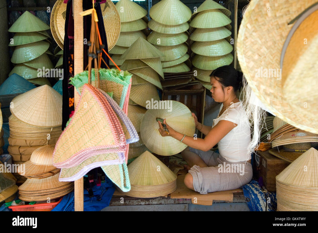 26. März 2007, Hue, Vietnam---Anbieter prüfen ihre Hüte an Dong Ba Markt---Bild von Jeremy Horner © Stockfoto
