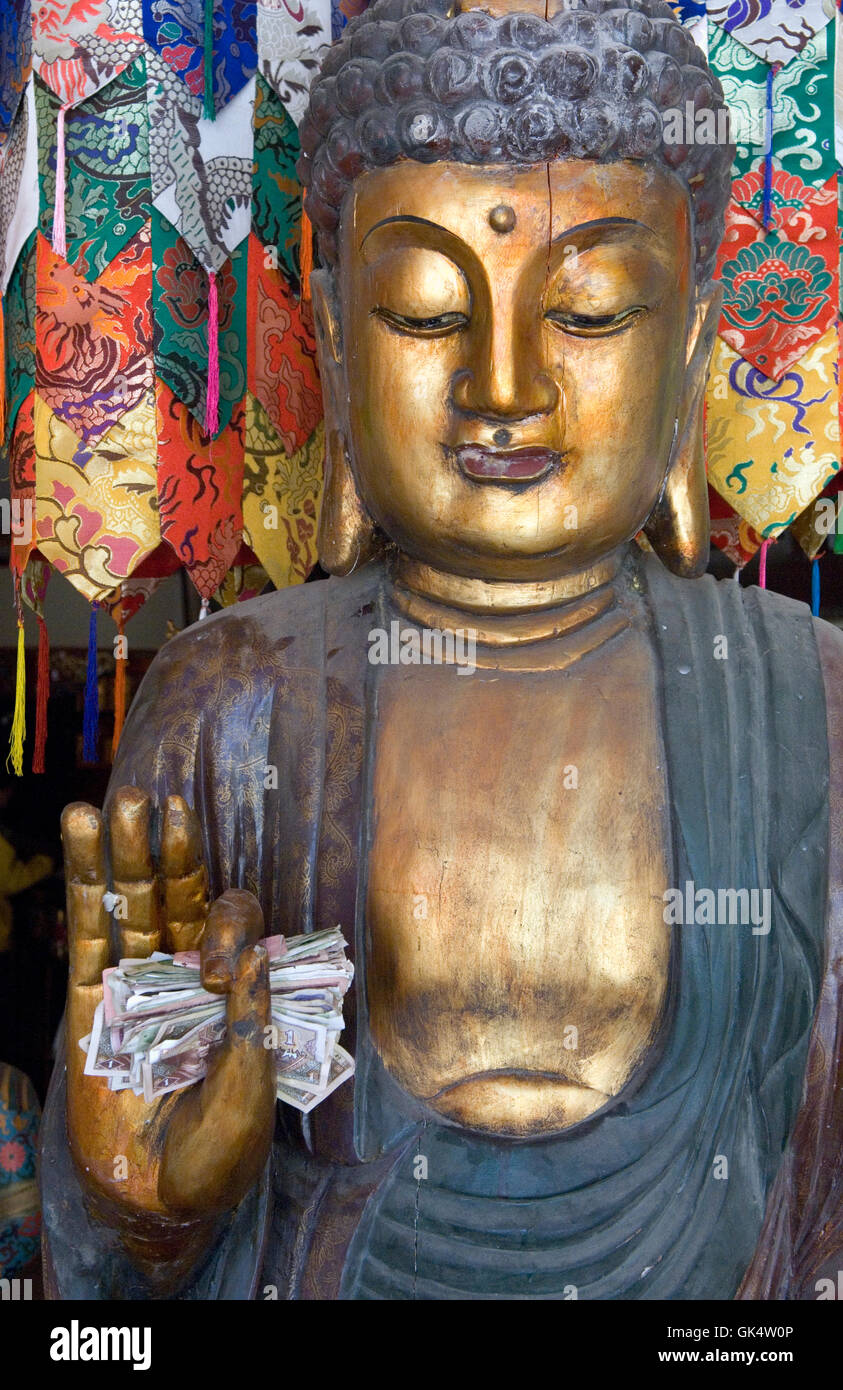 20. August 2007, Lhasa, Tibet, China---platziert Almosen in der Hand des Buddha-Statue im Potala-Palast---Bild von Jeremy Horner © Stockfoto