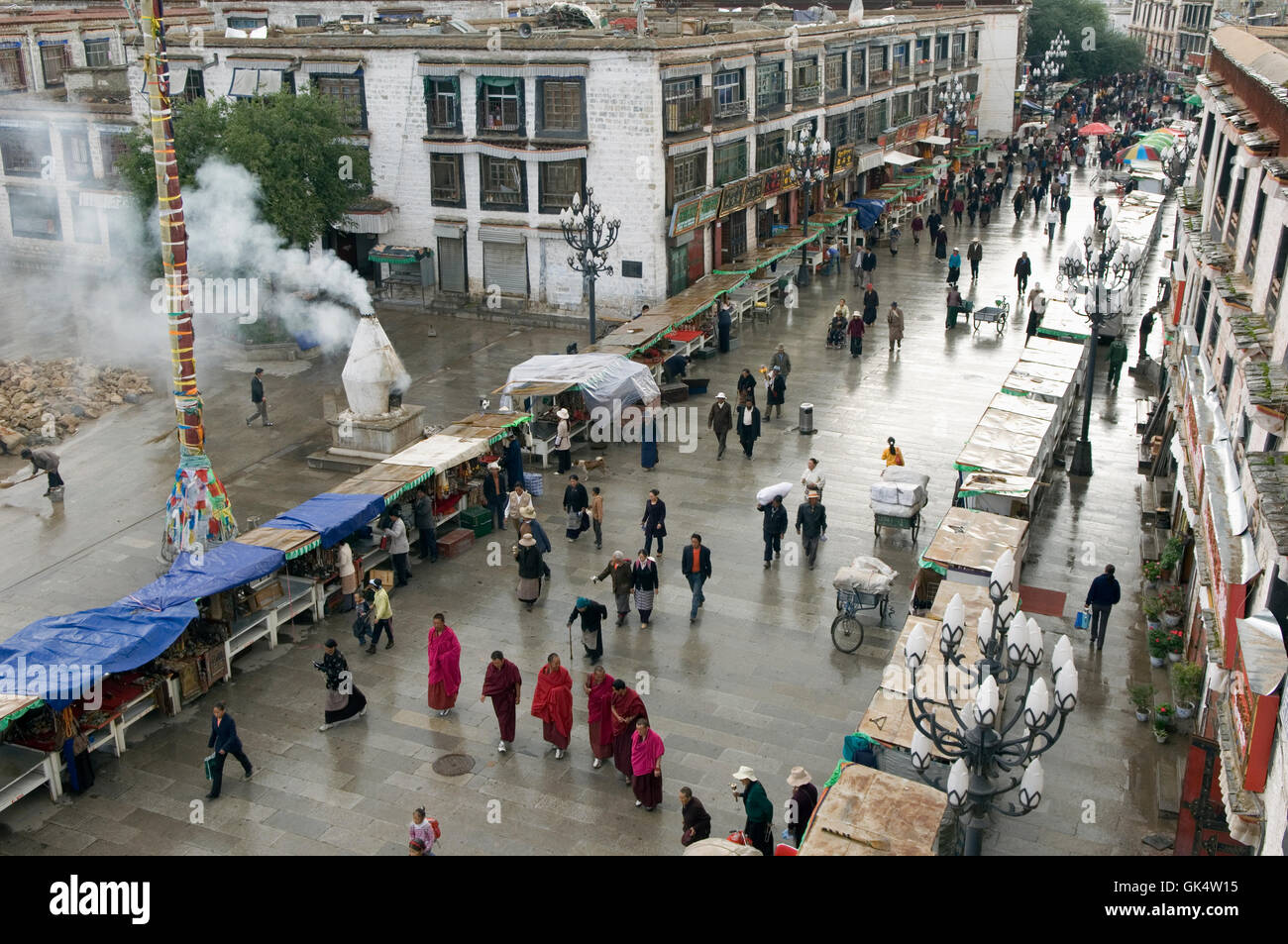 25. August 2007---Pilger umkreisen Jokhang-Tempel in Barkhor Square---Bild von Jeremy Horner © Stockfoto