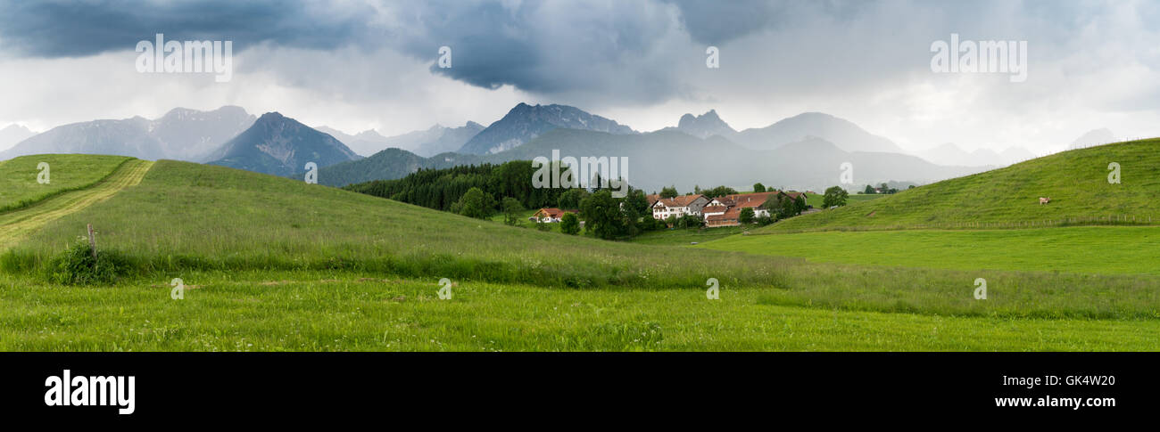 Das Dorf in den alpinen Täler und Berge im Nebel am Horizont im Süden von Bayern, Deutschland Stockfoto