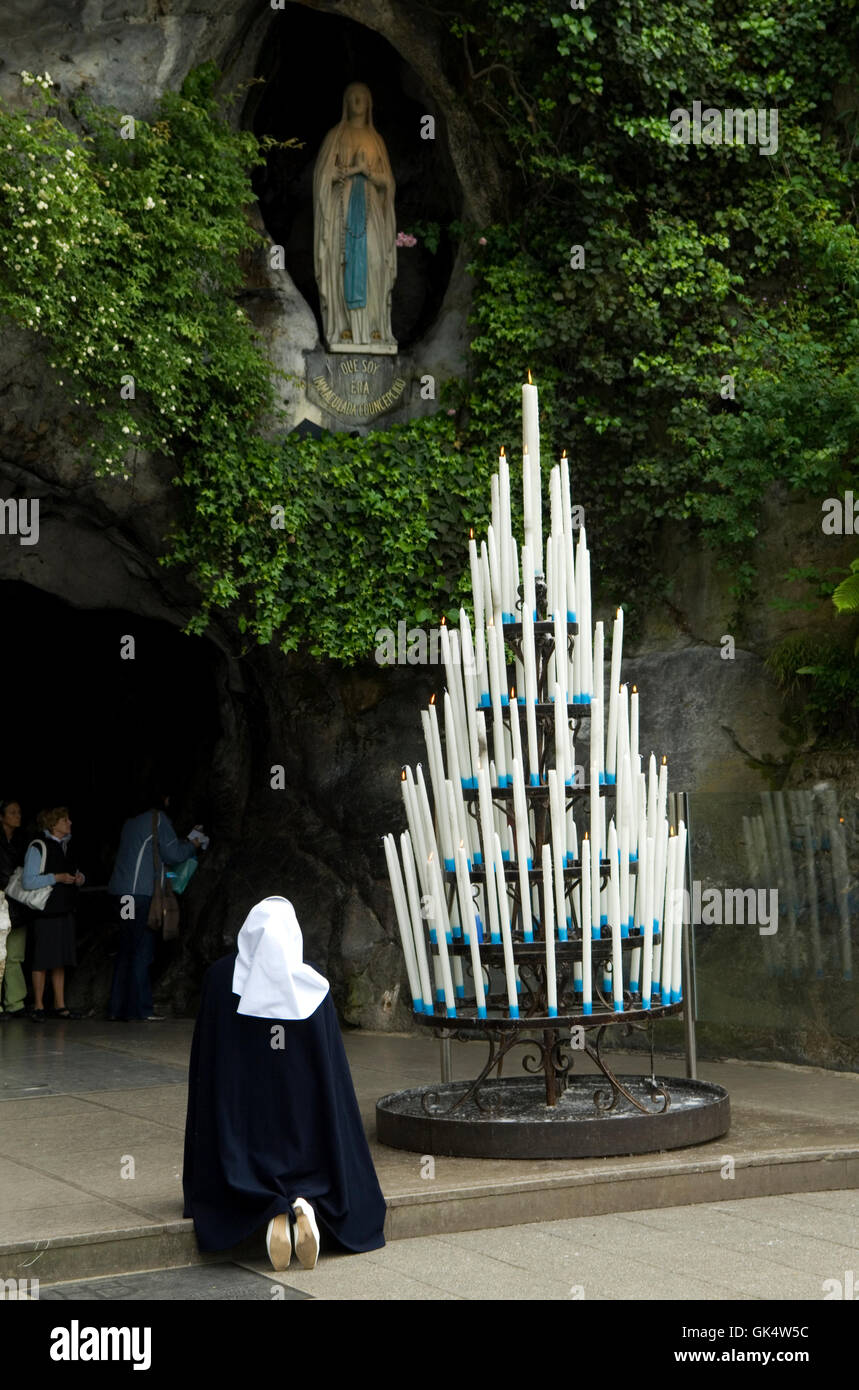 Mai 2009, Lourdes, Frankreich, Frankreich---eine Nonne betet vor der Statue der Jungfrau Maria, wie sie Bernadette Soubir erschienen Stockfoto