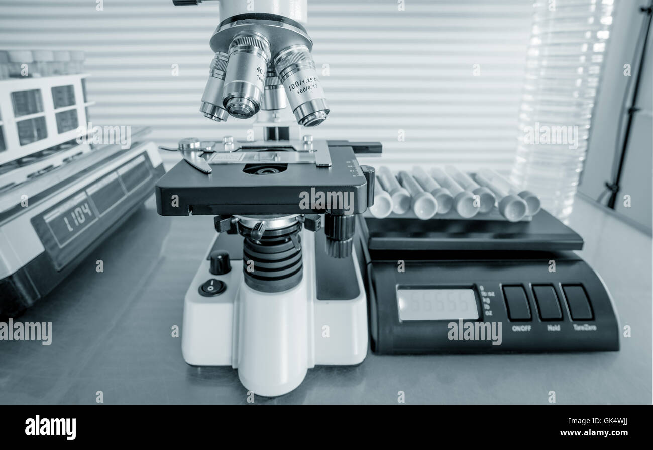 Mikroskop und Reagenzgläser in Labor, blau getönten Bild Stockfoto