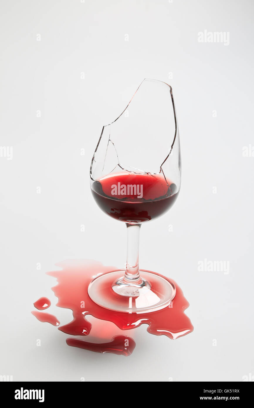 Red Wine tasting Glas mit Wein gebrochen Stockfoto