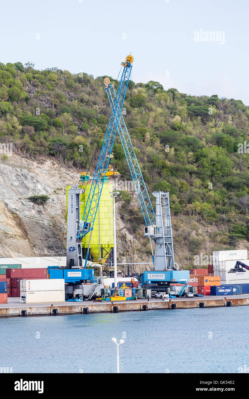 Blue Crane und einem grünen Silo bei einer Versand-Betrieb auf St. Maarten Stockfoto