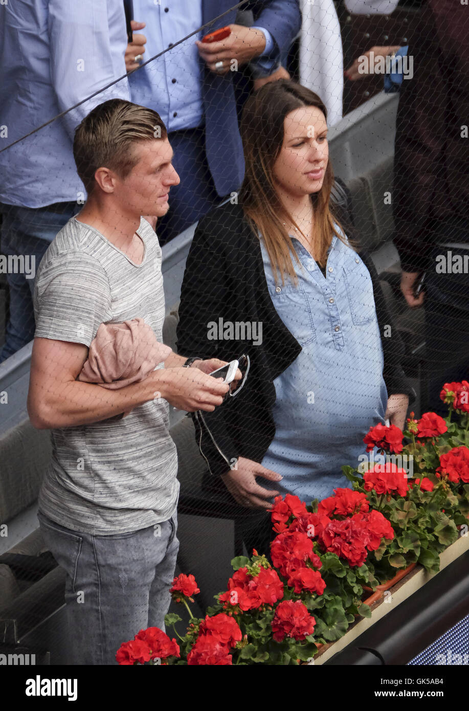 Toni Kroos und seine schwangere Frau Jessica Farber besuchen den Mutua  Madrid Open in Caja Magica Featuring: Toni Kroos, Jessica Farber Where:  Madrid, Spanien: 5. Mai 2016 Stockfotografie - Alamy