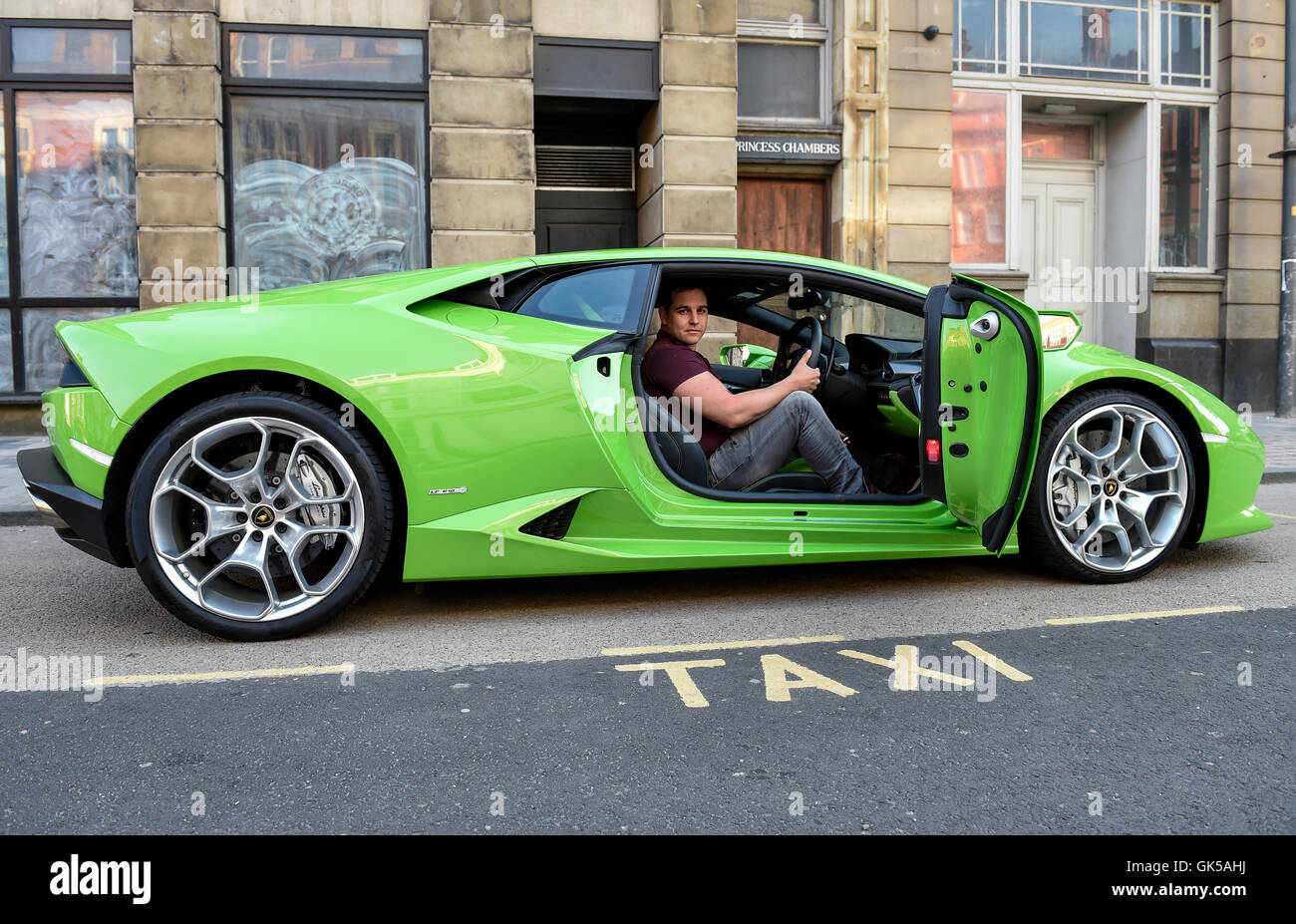 David Warke Special Wedding Cars Fahrzeug Verleih Service stellt neben einem Lamborghini Huracan. Die italienische Supersportwagen wird angenommen, dass der erste seiner Art in Großbritannien mit einer private Vermietung-KFZ-Zulassung erteilt werden. Bewohner von Wolverhampton, England Stockfoto