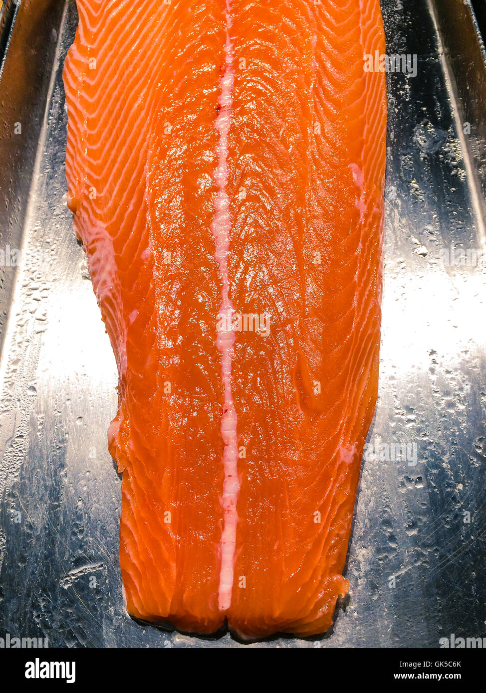 frischer Lachs Fisch im Supermarkt, Folie Lachs Fischen auf Eis Stockfoto