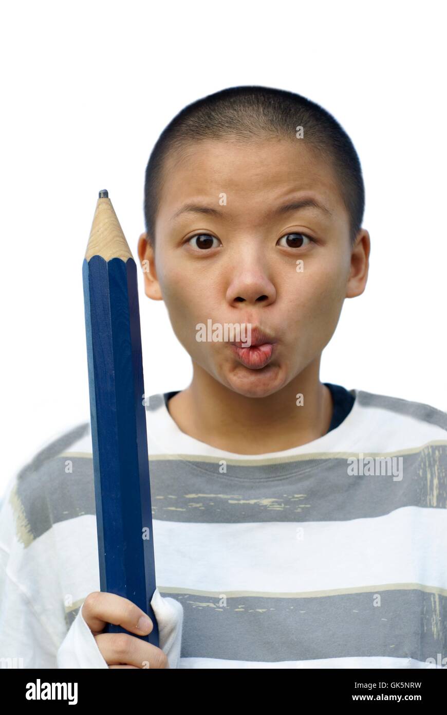 Kahle chinesische weibliche Teen mit großen Bleistift Stockfoto