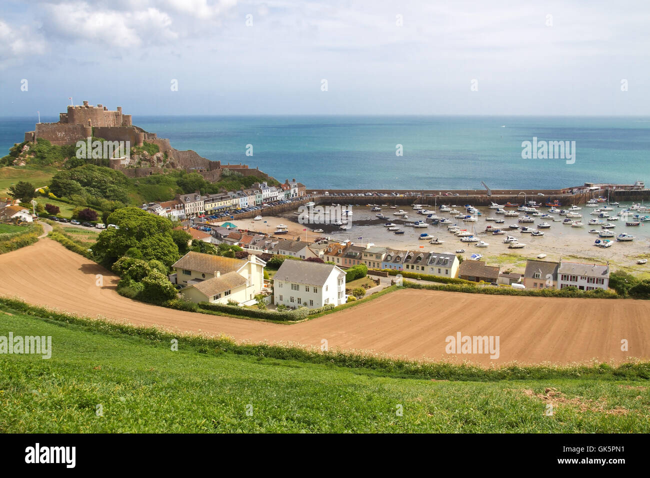 Mont Hochmuts mit Hafen in gorey, Jersey, Großbritannien Stockfoto