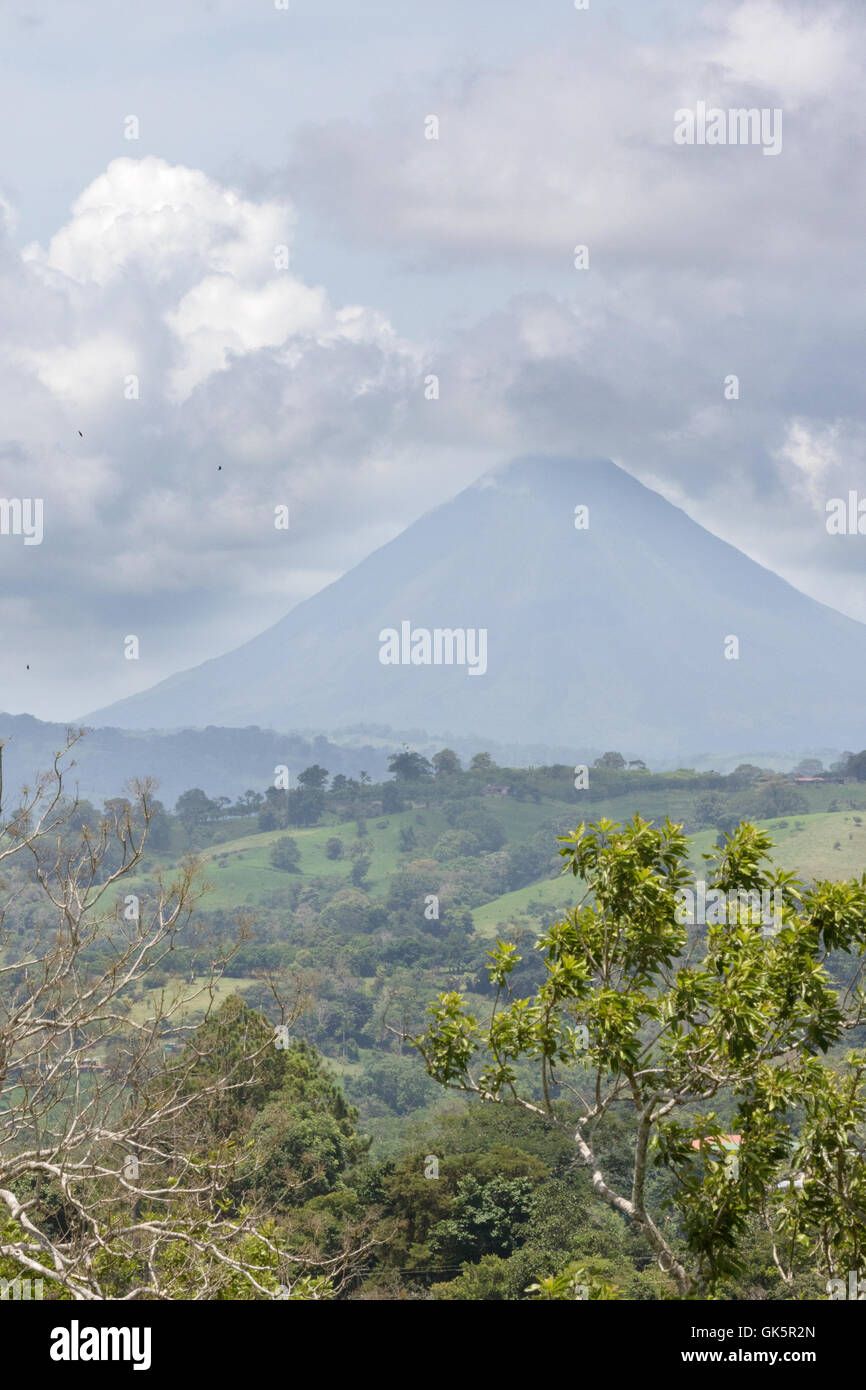 Vulkan Arenal, aus der Ferne gesehen Arenal, Provinz Alajuela, Costa Rica, Mittelamerika Stockfoto