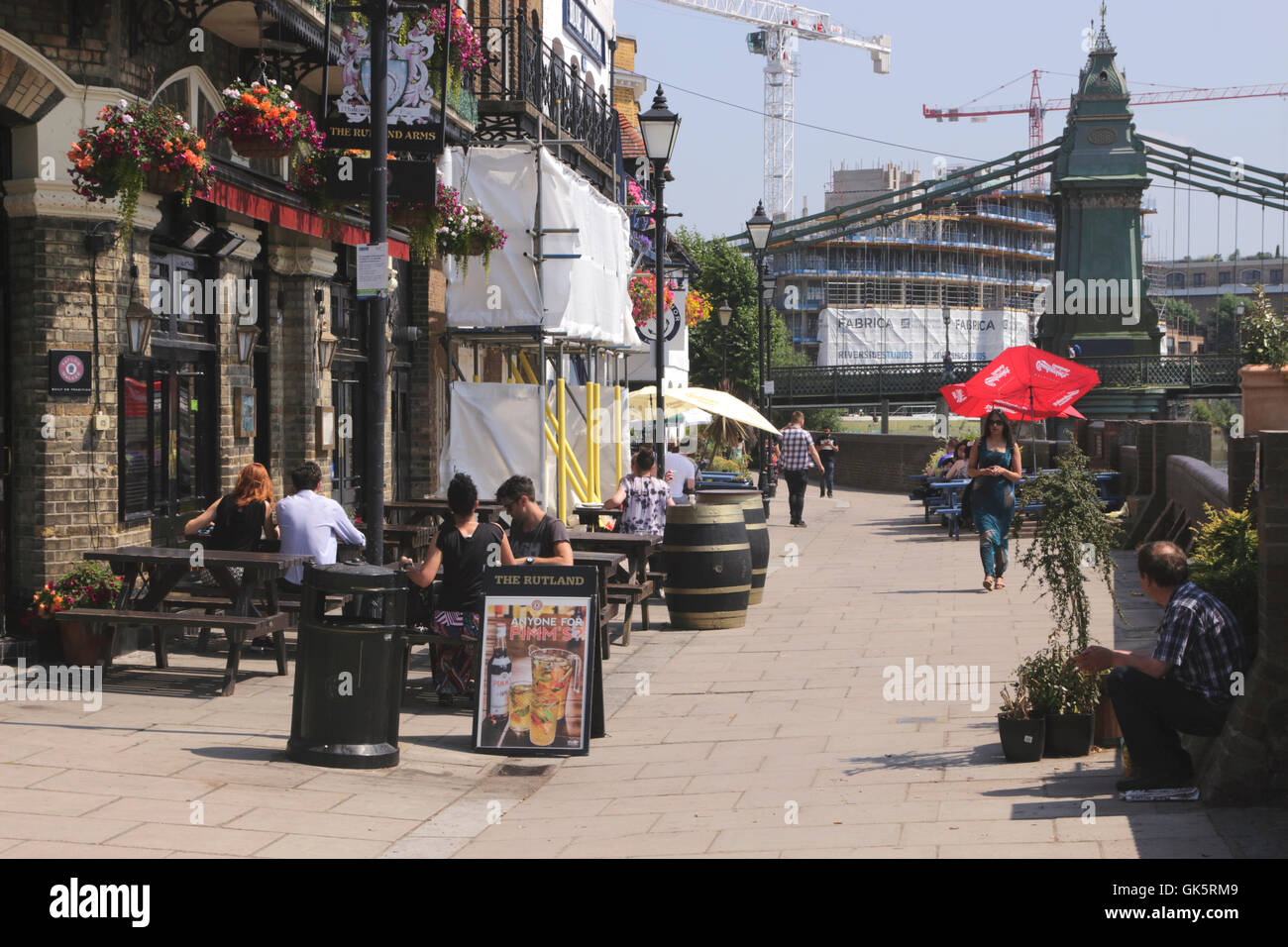 Flussufer in Rutland und Blue Anchor Pub Hammersmith London Sommer 2016 Stockfoto