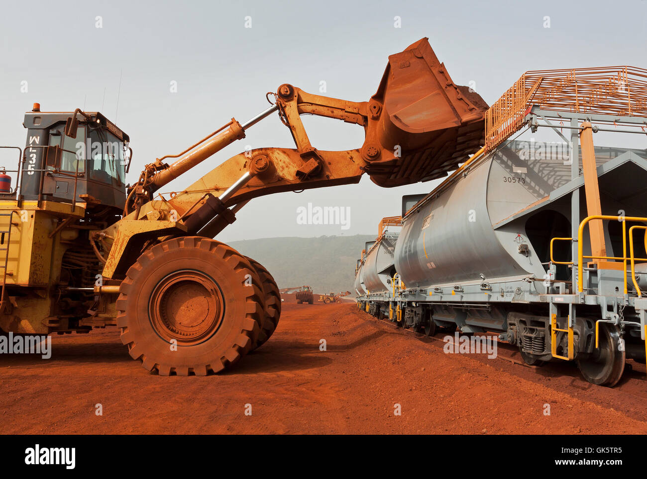 Rail Leiter Operations bei mir mit neuen Wagen auf Zug verladen mit Hämatit Eisenerz bestand vor Reisen nach Port zum Verkauf an ausländische Märkte Stockfoto
