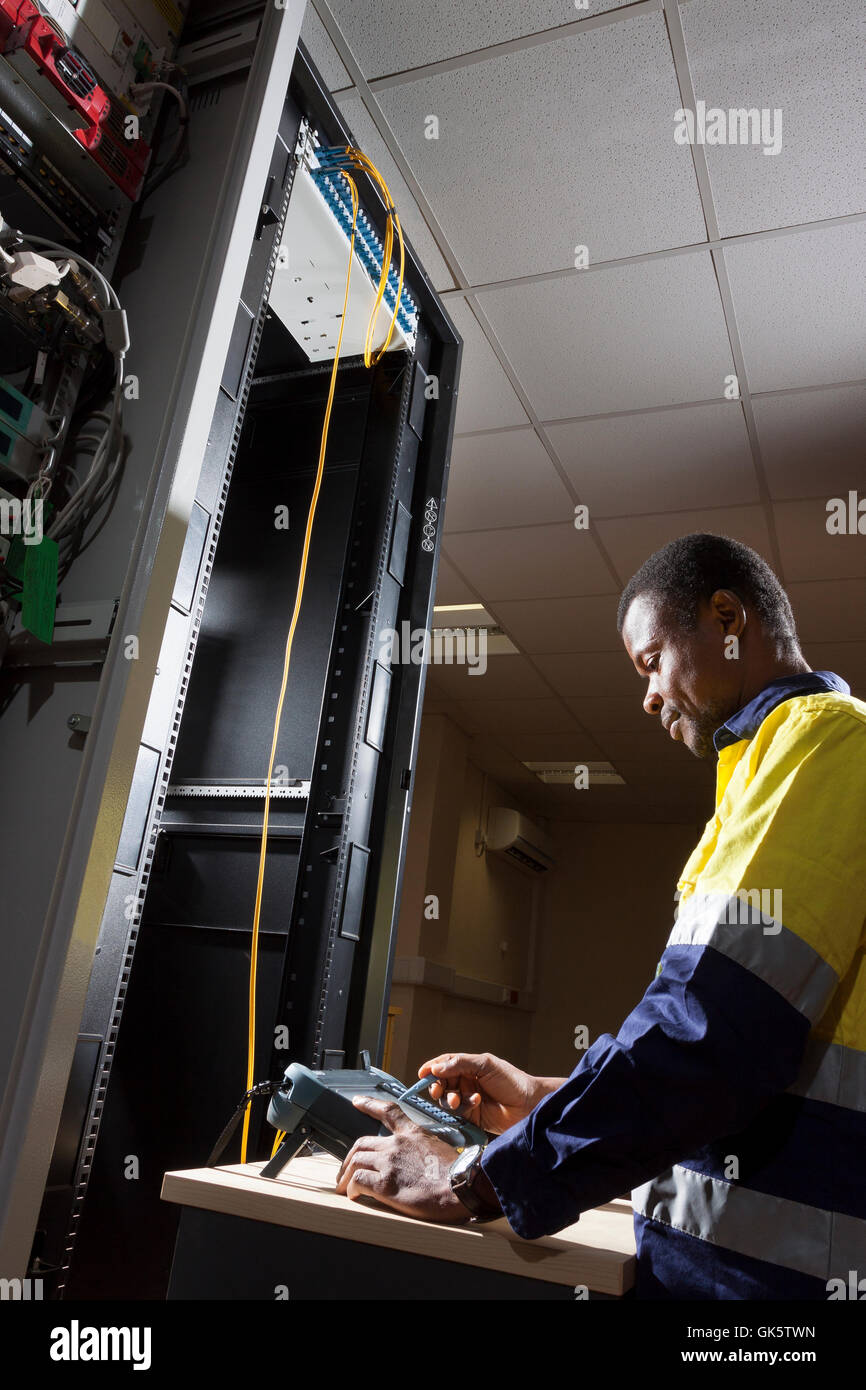 Es Data Center Fibre testen. Sierra Leone die nationalen Telekommunikationsunternehmen Techniker mit OTDR-Fasern für Mine faseroptische Kommunikation Netzwerk Ring zu testen. Stockfoto