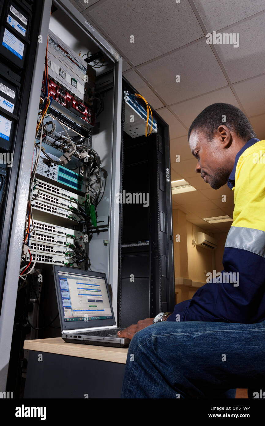 Es Data Center: Sierra Leone die nationalen Telekommunikationsunternehmen Techniker konfigurieren RADWIN Link, Teil der Mikrowelle Internet Netzwerk in Eisenerz Mine. Stockfoto