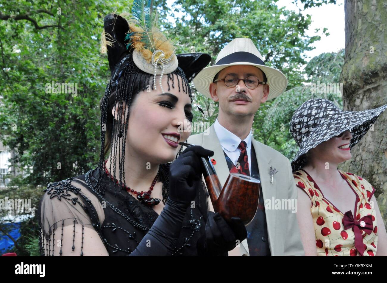 Miss Großbritannien Kätzchen, raucht eine Pfeife, bei der 2016 Chap-Olympiade, im Londoner Bedford Square. Stockfoto
