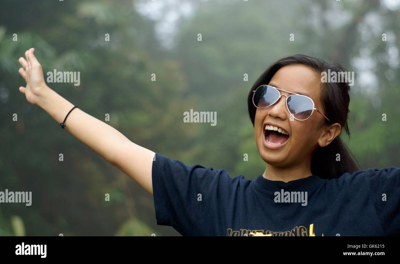 Glücklich lachende Teen Asiatin im freien Stockfoto