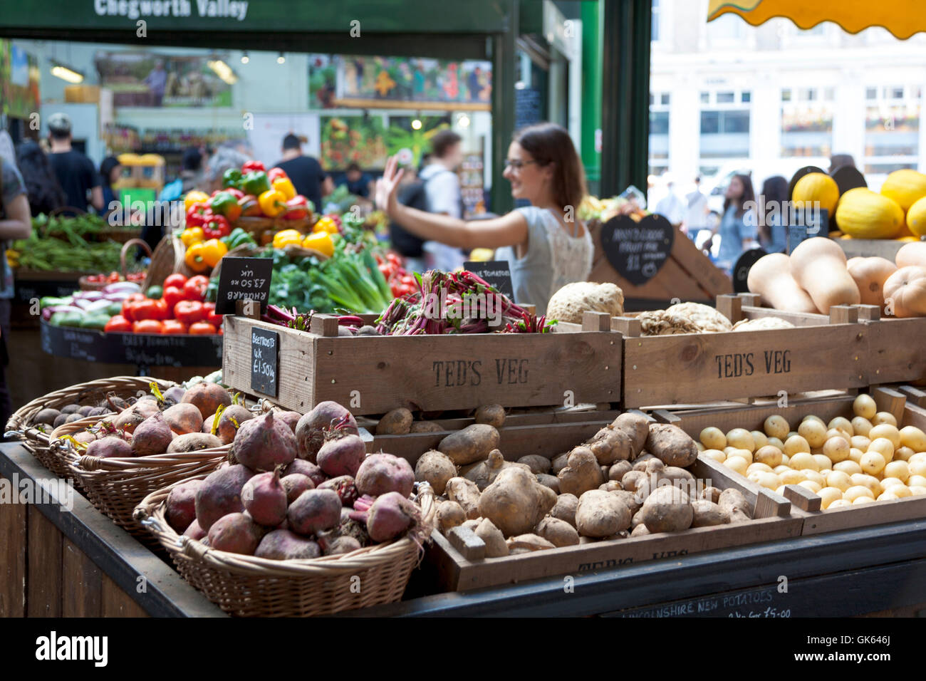 Gemüse Stand auf einem Bauernmarkt (Borough Market, London, UK) Stockfoto