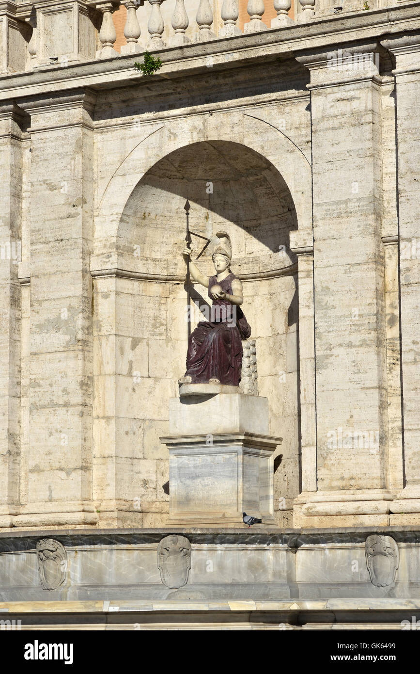 Antike Marmor und Porphyr Statue der Minerva als Göttin Rom Brunnen im Capitol Square, Rom Stockfoto