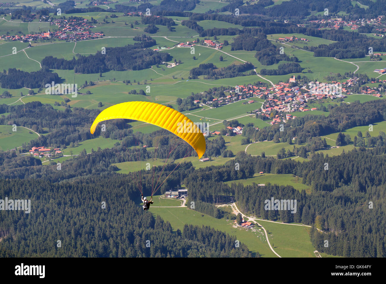 Gleitschirmflieger im Chiemgau, bayern Stockfoto