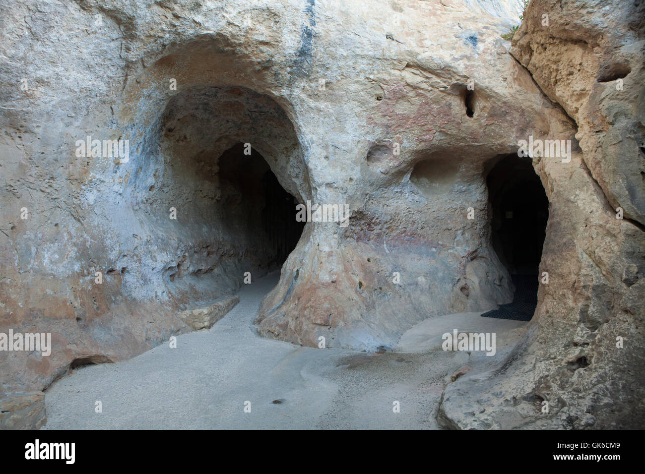 Eingang der Font-de-Gaume Höhle in der Nähe von Les Eyzies-de-Tayac-Sireuil im Département Dordogne im Südwesten Frankreichs. Eines der besten Beispiele der prähistorischen Höhlenmalereien ist in Font-de-Gaume erhalten. Dies ist die einzige Höhle mit paläolithischen Polychromie prähistorischen Malerei der breiten Öffentlichkeit noch offen. Stockfoto