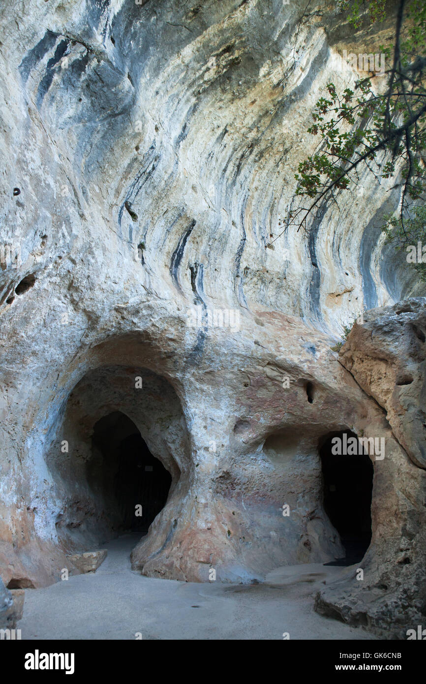 Eingang der Font-de-Gaume Höhle in der Nähe von Les Eyzies-de-Tayac-Sireuil im Département Dordogne im Südwesten Frankreichs. Eines der besten Beispiele der prähistorischen Höhlenmalereien ist in Font-de-Gaume erhalten. Dies ist die einzige Höhle mit paläolithischen Polychromie prähistorischen Malerei der breiten Öffentlichkeit noch offen. Stockfoto