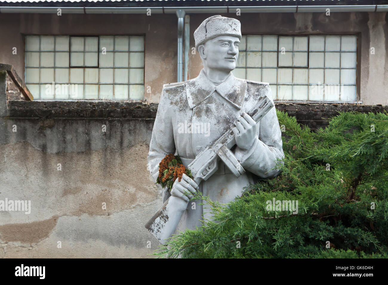 Sowjetisches Ehrenmal auf dem Friedhof der Stadt in Roudnice nad Labem in Mittelböhmen, Tschechien. Sowjetischer Soldat hält die sowjetische Maschinenpistole PPSh-41also bekannt als die Shpagin Maschine Pistole von der Roten Armee während des zweiten Weltkriegs verwendet. Stockfoto
