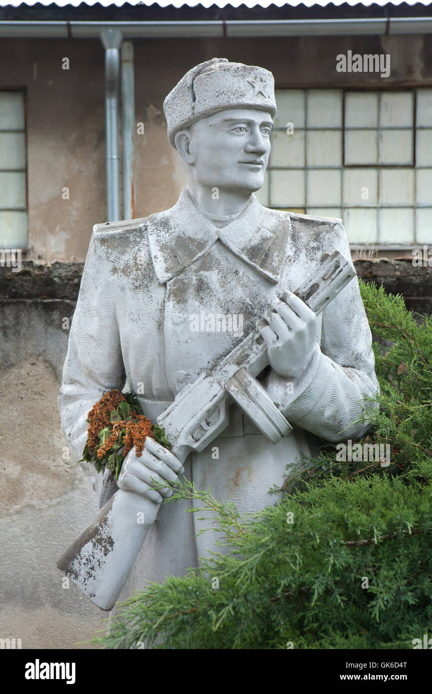 Sowjetisches Ehrenmal auf dem Friedhof der Stadt in Roudnice nad Labem in Mittelböhmen, Tschechien. Sowjetischer Soldat hält die sowjetische Maschinenpistole PPSh-41also bekannt als die Shpagin Maschine Pistole von der Roten Armee während des zweiten Weltkriegs verwendet. Stockfoto