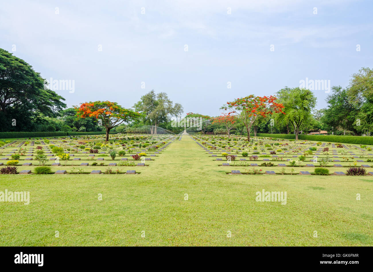 Chungkai Soldatenfriedhof liegt das historische Denkmäler wo Sie Kriegsgefangene des 2. Weltkrieges zu respektieren, die in Frieden ruhen Stockfoto