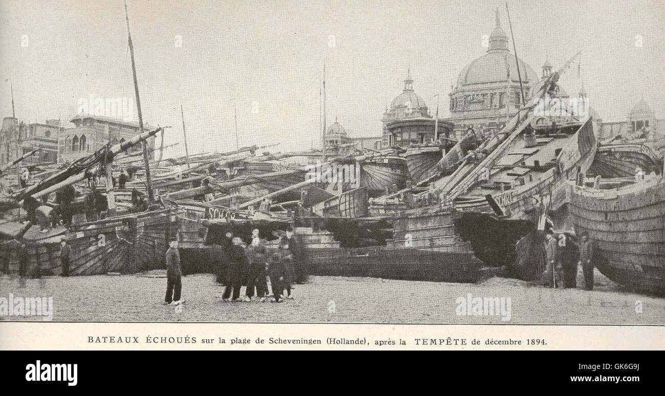 37443 Bateaux Echoues Sur la Plage de Scheveningen (Hollande), Après la Tempete de Dezember 1894 Stockfoto