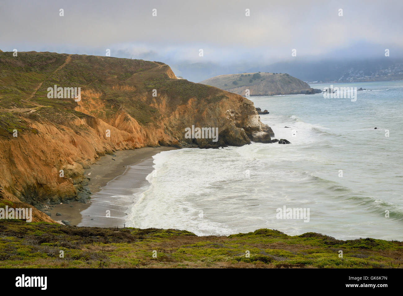 Nebligen Himmel über Mori Point. Stockfoto