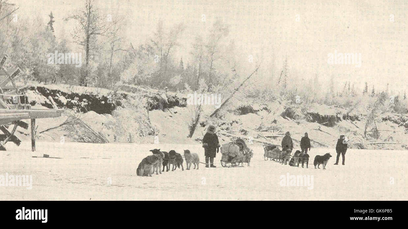 41381 Ankunft von einer Gruppe von Reisenden an Fort Schuhmacher beobachten die Größe der Belastung auf den näheren Schlitten wiegt es wahrscheinlich mehr als 600 Stockfoto