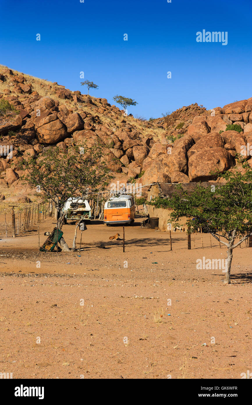 DAMARALAND, NAMIBIA - 9. Juni 2014: Haushalt Auto Friedhof in Wüstenumgebung weil Teile können nicht gekauft werden Stockfoto