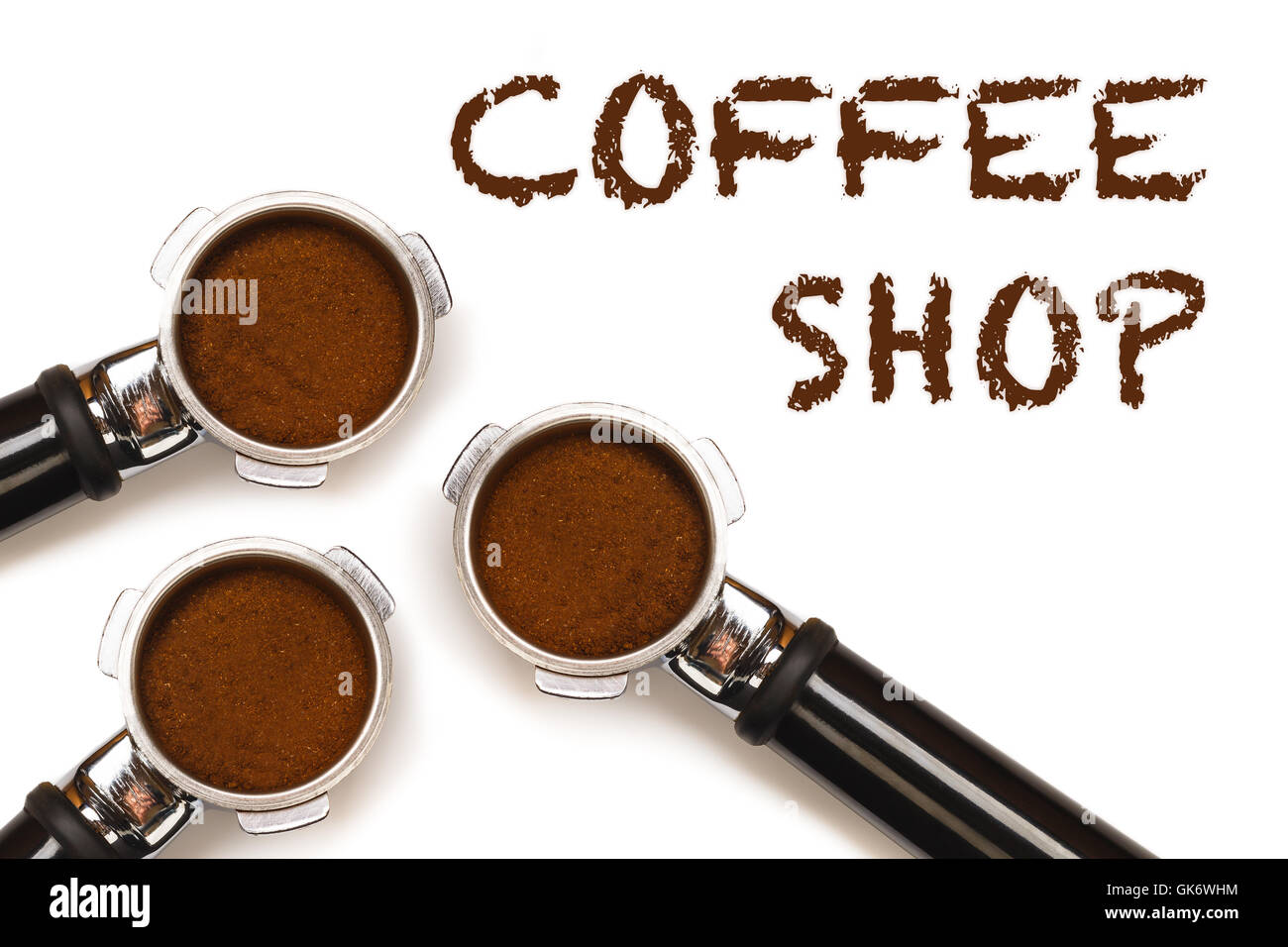 Drei Espresso Kaffee Maschine Kolben mit Text Coffee-Shop. Mit gemahlenem Kaffee isoliert auf weißem Hintergrund. Stockfoto