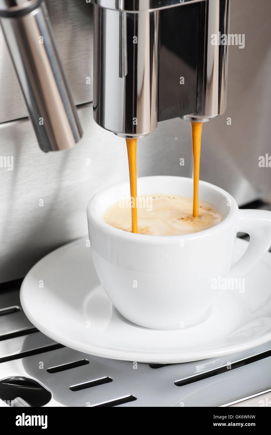 Zubereitung von Espresso Kaffeemaschine Stockfoto