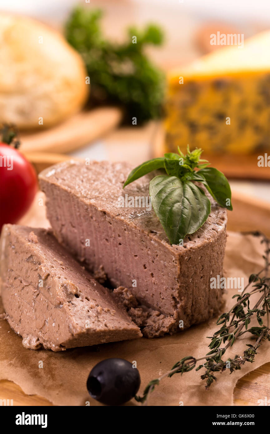 Entenpastete auf Teller mit Basilikum vertikale Stockfoto