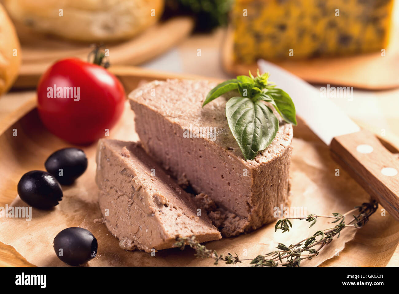 Entenpastete auf Platte mit Basilikum Stockfoto