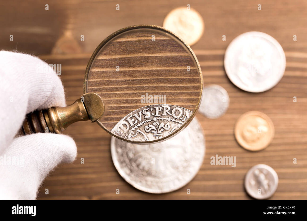Prüfung alte Silbermünze Stockfoto
