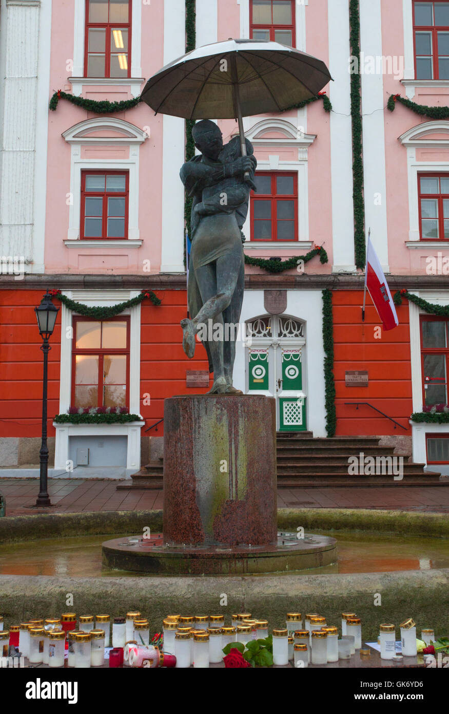 Der Brunnen "Küssende Studenten" in Tartu, Estland. Stockfoto