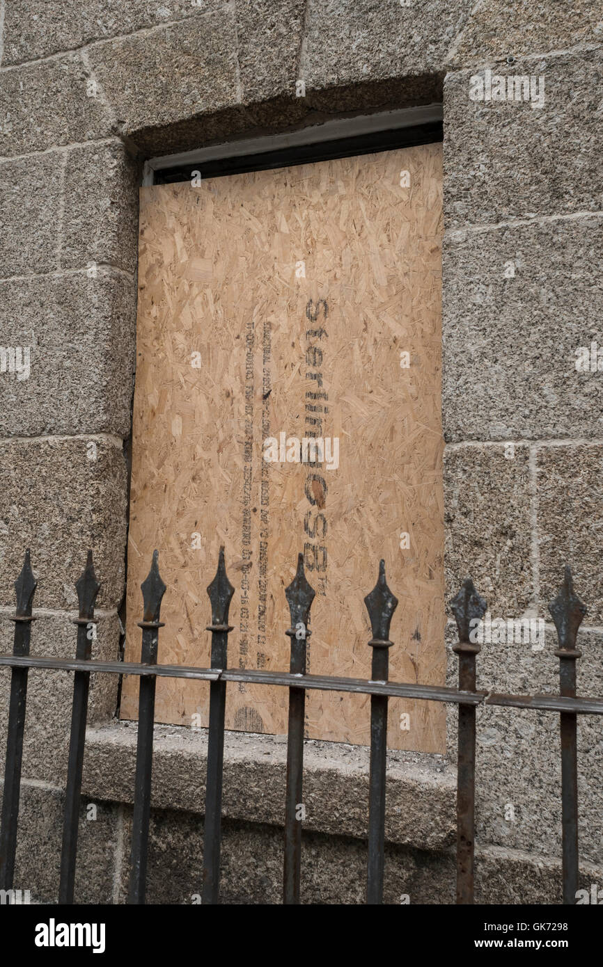 Shuttered Fenster der alten Stein Gebäude mit Eisengeländern sichtbar. Als Metapher für das Konzept der Zugriff verweigert oder eine Barriere. Stockfoto