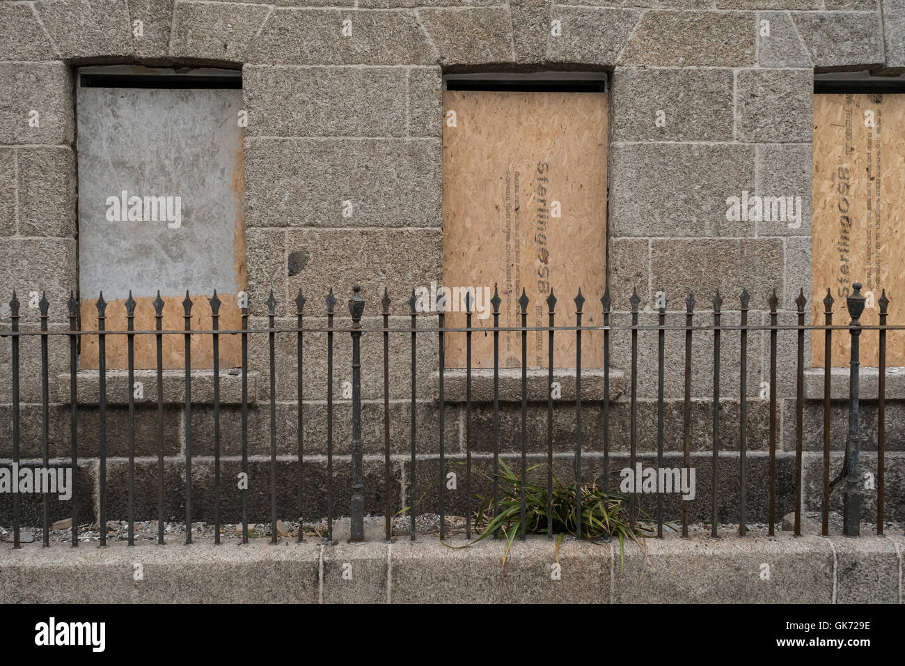 Shuttered Fenster der alten Stein Gebäude mit Eisengeländern sichtbar. Als Metapher für das Konzept der Zugriff verweigert oder eine Barriere. Stockfoto