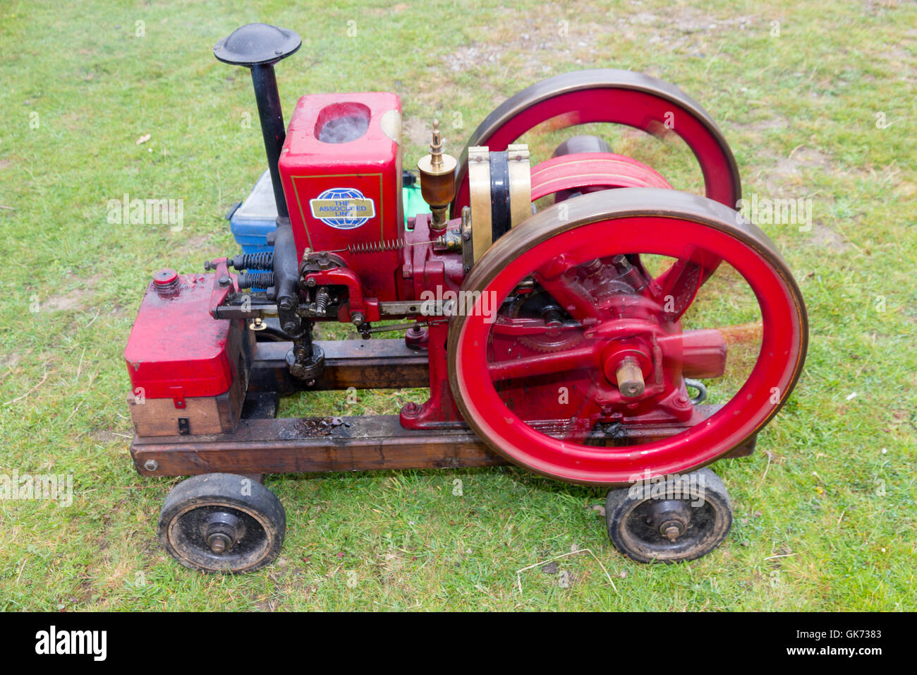 Damit verbundenen Linie stellte Mann Glücksache Motor arbeitet mit Harrowbeer, Devon.  Bewegungsunschärfe sehen Sie auf der Schwungräder Stockfoto