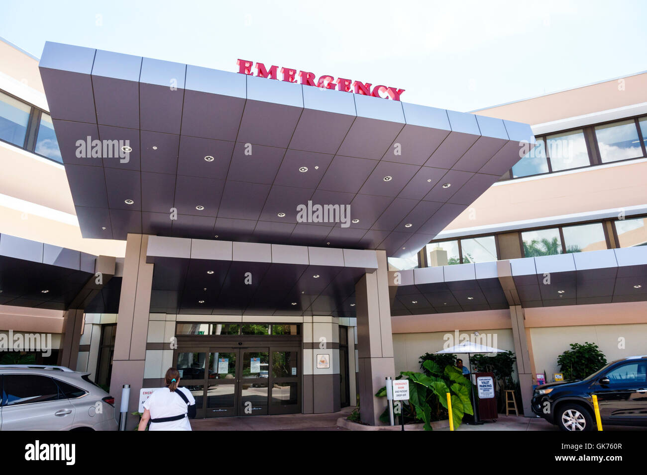 Miami Florida, Coral Gables, Ärzte Krankenhaus, Baptist Health, medizinische Einrichtung, Gesundheit, Notfall, Eingang, Vordach, Gebäude, außen, Erwachsene, Frau fema Stockfoto