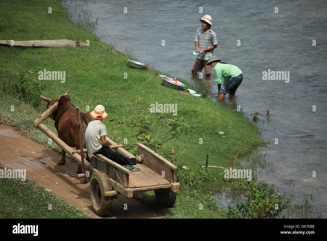 Waschen im Fluss Stockfoto