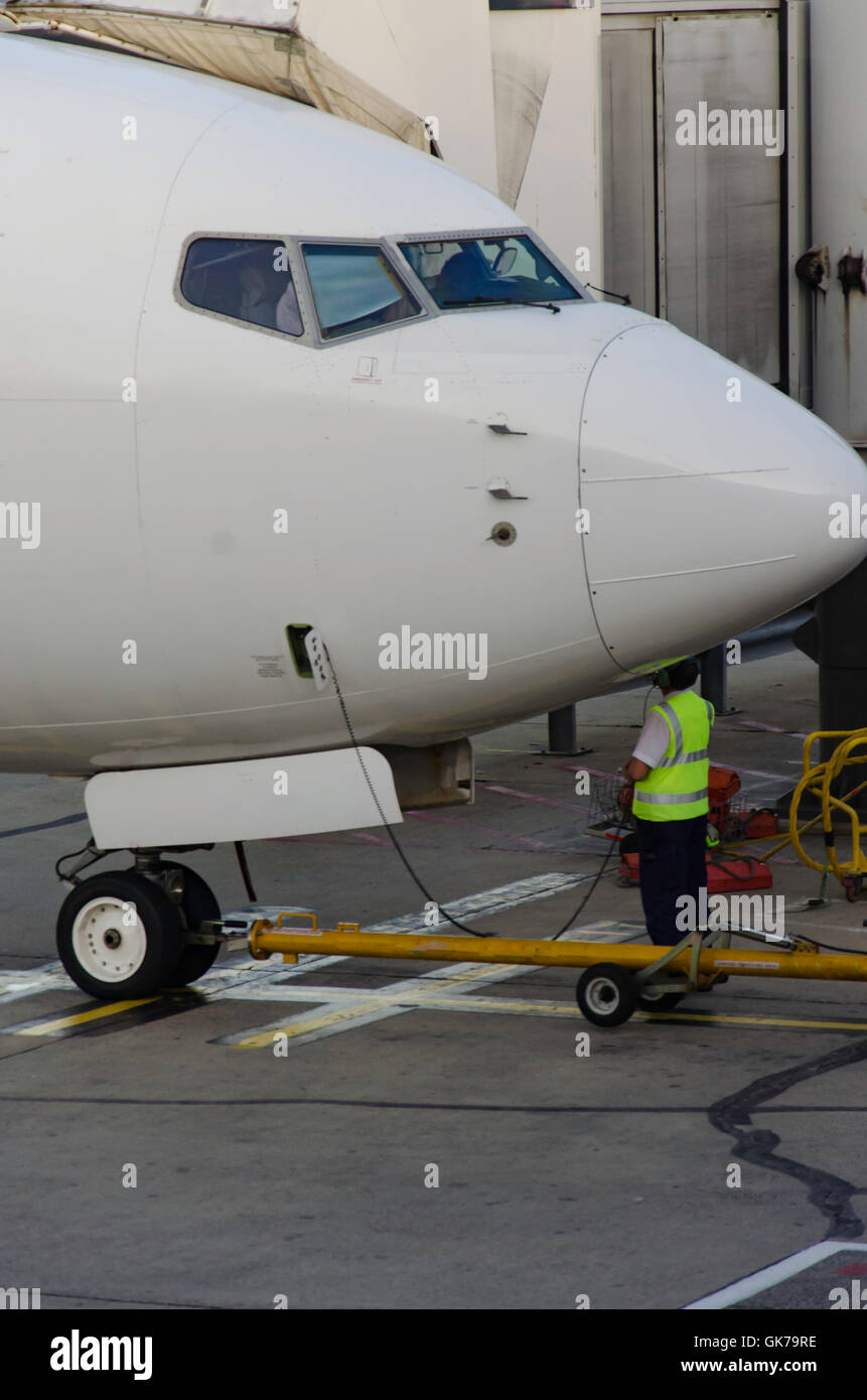 Die Nase des Flugzeugs auf einer Landebahn kontrolliert Stockfoto